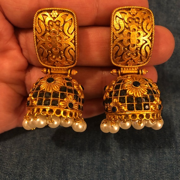 Earrings - Picture 1 of 3